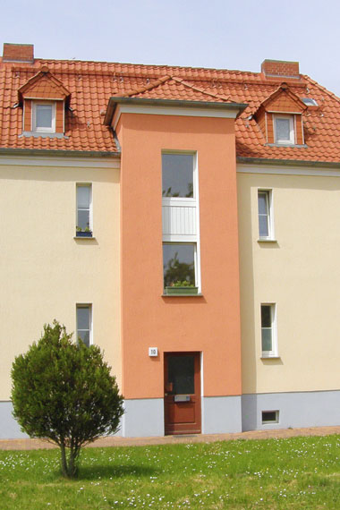 kleines Bild - Eingang Kelvinstraße 10 in Bitterfeld hat 4 Wohnungen, 2 RWE, 43 m<sup>2</sup>, Fernwärme, Stellplatz oder Garage möglich. Nebengelass im Dachgeschoss. Viel Grün und Gartennutzung möglich. Mehrere Garagenkomplexe im Wohngebiet vorhanden.