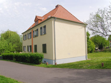 kleines Bild - Garten Kelvinstraße 10 in Bitterfeld hat 4 Wohnungen, 2 RWE, 43 m<sup>2</sup>, Fernwärme, Stellplatz oder Garage möglich. Nebengelass im Dachgeschoss. Viel Grün und Gartennutzung möglich. Mehrere Garagenkomplexe im Wohngebiet vorhanden.