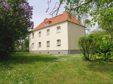 kleines Bild - Garten Kelvinstraße 7 in Bitterfeld hat 4 Wohnungen, 2 RWE, 43 m<sup>2</sup>, Fernwärme, Stellplatz oder Garage möglich. Nebengelass im Dachgeschoss. Viel Grün und Gartennutzung möglich. Mehrere Garagenkomplexe im Wohngebiet vorhanden.