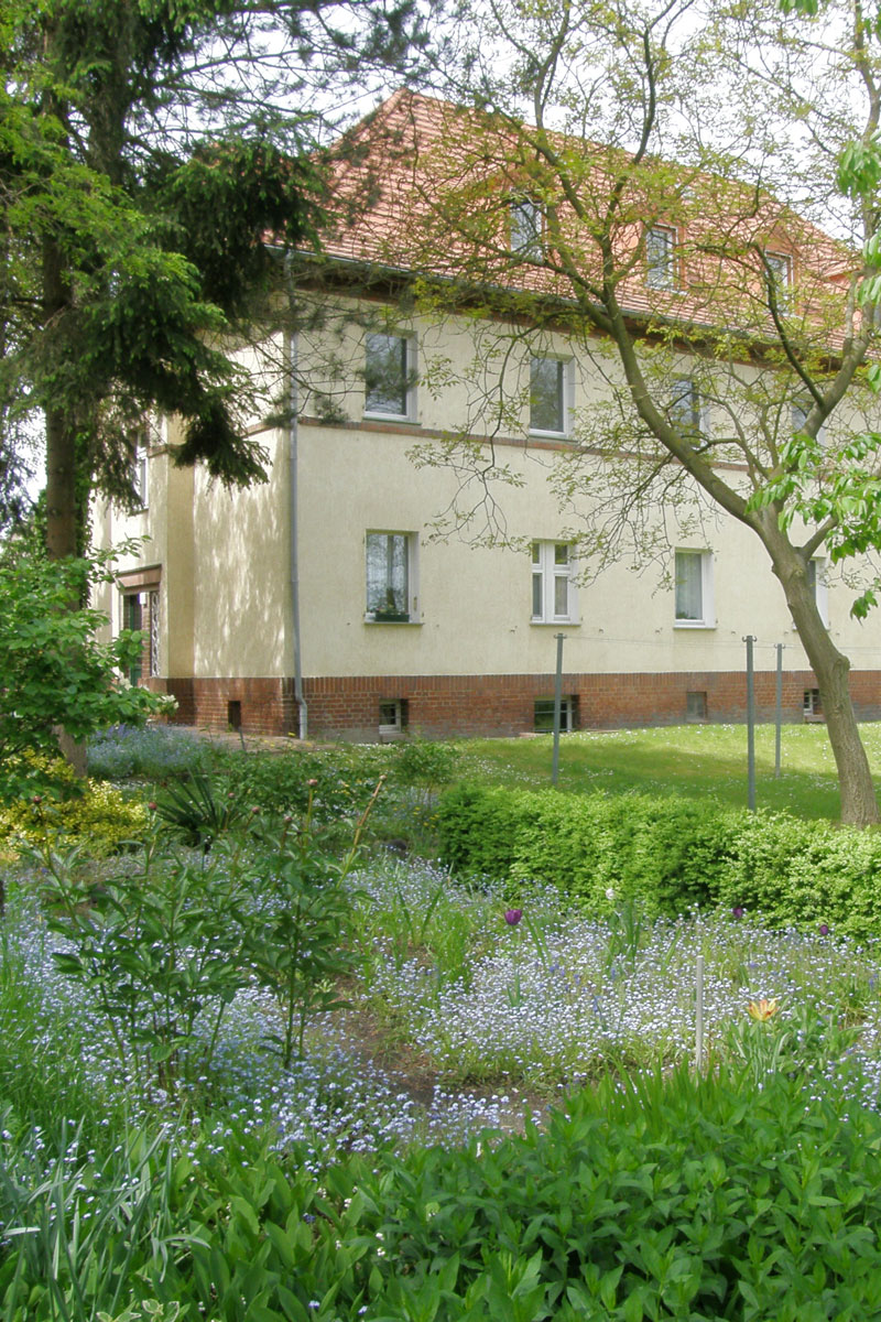 kleines Bild - Garten Leipziger-Straße 5 in Bitterfeld hat 4 Wohnungen, 3 RWE, 72 - 88 m<sup>2</sup>, Fernwärme, Stellplatz oder Garage möglich. Nebengelass im Dachgeschoss. Viel Grün und Gartennutzung möglich. Mehrere Garagenkomplexe im Wohngebiet vorhanden.