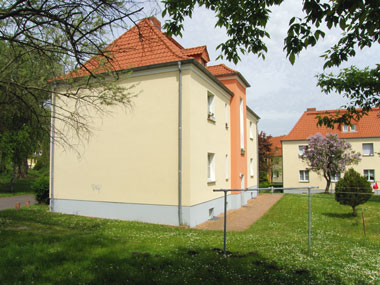 kleines Bild - Hof Kelvinstraße 10 in Bitterfeld hat 4 Wohnungen, 2 RWE, 43 m<sup>2</sup>, Fernwärme, Stellplatz oder Garage möglich. Nebengelass im Dachgeschoss. Viel Grün und Gartennutzung möglich. Mehrere Garagenkomplexe im Wohngebiet vorhanden.