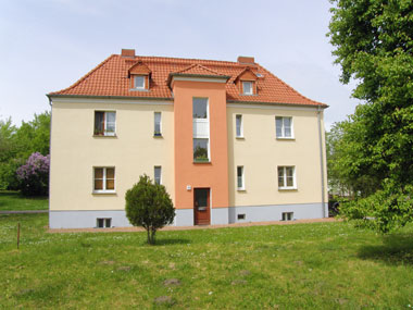 kleines Bild - Fassade Kelvinstraße 10 in Bitterfeld hat 4 Wohnungen, 2 RWE, 43 m<sup>2</sup>, Fernwärme, Stellplatz oder Garage möglich. Nebengelass im Dachgeschoss. Viel Grün und Gartennutzung möglich. Mehrere Garagenkomplexe im Wohngebiet vorhanden.
