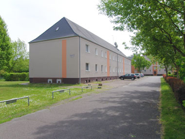 kleines Bild - Fassade Kelvinstraße 2-4 in Bitterfeld hat 8 Wohnungen, 3 RWE, ca. 74 m<sup>2</sup>, mit Dachgeschoss zum Ausbau komplett erschlossen und vorbereitet; Fernwärme; Stellplatz oder Garage möglich. Viel Grün und Gartennutzung möglich. Mehrere Garagenkomplexe im Wohngebiet vorhanden.