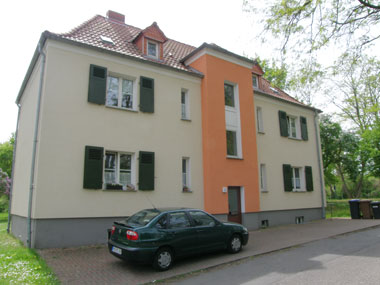 kleines Bild - Straßenansicht Kelvinstraße 7 in Bitterfeld hat 4 Wohnungen, 2 RWE, 43 m<sup>2</sup>, Fernwärme, Stellplatz oder Garage möglich. Nebengelass im Dachgeschoss. Viel Grün und Gartennutzung möglich. Mehrere Garagenkomplexe im Wohngebiet vorhanden.