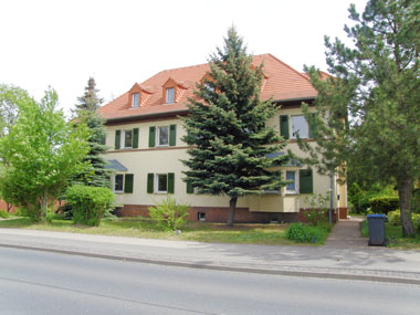 kleines Bild - Vorgarten Leipziger-Straße 5 in Bitterfeld hat 4 Wohnungen, 3 RWE, 72 - 88 m<sup>2</sup>, Fernwärme, Stellplatz oder Garage möglich. Nebengelass im Dachgeschoss. Viel Grün und Gartennutzung möglich. Mehrere Garagenkomplexe im Wohngebiet vorhanden.