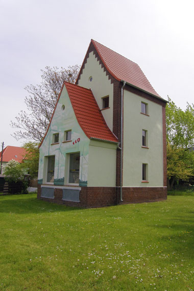 kleines Bild - Saniertes historisches Trafohaus im Gartenbereich.