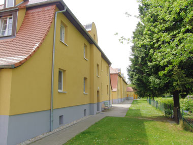 kleines Bild - Garten Pistorplatz 12 in Bitterfeld hat 4 Wohnungen, 2 RWE, 46 - 55 m<sup>2</sup>, Sanierung 2009/2010, Flächendenkmal, Fernwärme, Betreuung durch ASB möglich, Begegnungsstätte vorhanden. Nebengelass in Verbinderbauten bzw. Dachgeschoss. Viel Grün und Gartennutzung möglich. Mehrere Garagenkomplexe im Wohngebiet vorhanden.