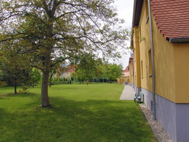 kleines Bild - Garten Pistorplatz 5 in Bitterfeld hat 4 Wohnungen, 2 RWE, 46 - 52 m<sup>2</sup>, Sanierung 2009/2010, Flächendenkmal, Fernwärme, Betreuung durch ASB möglich, Begegnungsstätte vorhanden. Nebengelass in Verbinderbauten bzw. Dachgeschoss. Viel Grün und Gartennutzung möglich. Mehrere Garagenkomplexe im Wohngebiet vorhanden.