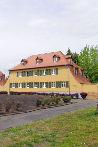 kleines Bild - Fassade Pistorplatz 12 in Bitterfeld hat 4 Wohnungen, 2 RWE, 46 - 55 m<sup>2</sup>, Sanierung 2009/2010, Flächendenkmal, Fernwärme, Betreuung durch ASB möglich, Begegnungsstätte vorhanden. Nebengelass in Verbinderbauten bzw. Dachgeschoss. Viel Grün und Gartennutzung möglich. Mehrere Garagenkomplexe im Wohngebiet vorhanden.