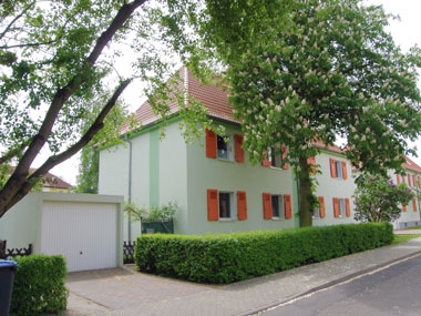 kleines Bild - Fassade Robert-Bunsen-Straße 3 in Bitterfeld hat 2 Wohnungen, DHH, je 94 m<sup>2</sup>, Doppelhaus mit Garage und Garten, Fernwärme, Dachgeschoss komplett nutzbar. Viel Grün und Gartennutzung möglich. Mehrere Garagenkomplexe im Wohngebiet vorhanden.