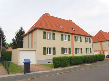 kleines Bild - Garage Robert-Bunsen-Straße 8 in Bitterfeld hat 2 Wohnungen, DHH, je 94 m<sup>2</sup>, Doppelhaus mit Garage und Garten, Fernwärme, Dachgeschoss komplett nutzbar. Viel Grün und Gartennutzung möglich. Mehrere Garagenkomplexe im Wohngebiet vorhanden.