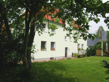 kleines Bild - Hof Robert-Bunsen-Straße 3 in Bitterfeld hat 2 Wohnungen, DHH, je 94 m<sup>2</sup>, Doppelhaus mit Garage und Garten, Fernwärme, Dachgeschoss komplett nutzbar. Viel Grün und Gartennutzung möglich. Mehrere Garagenkomplexe im Wohngebiet vorhanden.