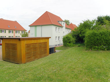 kleines Bild - Garten Robert-Bunsen-Straße 5 in Bitterfeld hat 4 Wohnungen, 2 RWE, 47 - 58 m<sup>2</sup>, Fernwärme, Stellplatz oder Garage möglich. Nebengelass im Dachgeschoss. Viel Grün und Gartennutzung möglich. Mehrere Garagenkomplexe im Wohngebiet vorhanden.