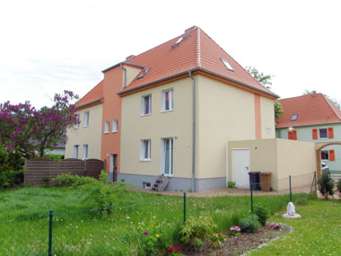 kleines Bild - Garten Robert-Bunsen-Straße 6 in Bitterfeld hat 2 Wohnungen, DHH, je 94 m<sup>2</sup>, Doppelhaus mit Garage und Garten, Fernwärme, Dachgeschoss komplett nutzbar. Viel Grün und Gartennutzung möglich. Mehrere Garagenkomplexe im Wohngebiet vorhanden.