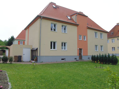 kleines Bild - Hof Robert-Bunsen-Straße 8 in Bitterfeld hat 2 Wohnungen, DHH, je 94 m<sup>2</sup>, Doppelhaus mit Garage und Garten, Fernwärme, Dachgeschoss komplett nutzbar. Viel Grün und Gartennutzung möglich. Mehrere Garagenkomplexe im Wohngebiet vorhanden.