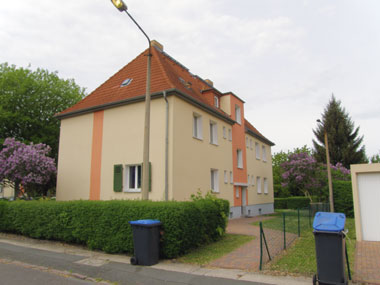 kleines Bild - Fassade Robert-Bunsen-Straße 10 in Bitterfeld hat 5 Wohnungen, 1 - 2 RWE, 24 - 49 m<sup>2</sup>, Fernwärme, Garage möglich. Nebengelass in Verbinderbauten bzw. Dachgeschoss. Viel Grün und Gartennutzung möglich. Mehrere Garagenkomplexe im Wohngebiet vorhanden.