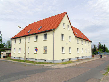 kleines Bild - Robert-Bunsen-Straße 2 in Bitterfeld hat 5 Wohnungen, 1 - 3 RWE, 45 - 68 m<sup>2</sup>, Fernwärme, Stellplatz oder Garage möglich. Nebengelass im Dachgeschoss. Viel Grün und Gartennutzung möglich. Mehrere Garagenkomplexe im Wohngebiet vorhanden.