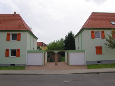 kleines Bild - Fassade Robert-Bunsen-Straße 3 in Bitterfeld hat 2 Wohnungen, DHH, je 94 m<sup>2</sup>, Doppelhaus mit Garage und Garten, Fernwärme, Dachgeschoss komplett nutzbar. Viel Grün und Gartennutzung möglich. Mehrere Garagenkomplexe im Wohngebiet vorhanden.