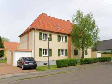 kleines Bild - Fassade Robert-Bunsen-Straße 6 in Bitterfeld hat 2 Wohnungen, DHH, je 94 m<sup>2</sup>, Doppelhaus mit Garage und Garten, Fernwärme, Dachgeschoss komplett nutzbar. Viel Grün und Gartennutzung möglich. Mehrere Garagenkomplexe im Wohngebiet vorhanden.