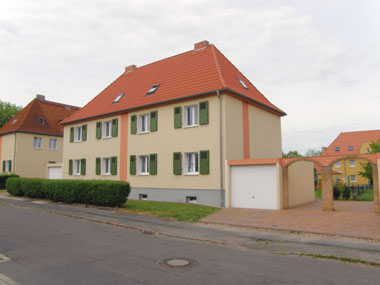 kleines Bild - Fassade Robert-Bunsen-Straße 8 in Bitterfeld hat 2 Wohnungen, DHH, je 94 m<sup>2</sup>, Doppelhaus mit Garage und Garten, Fernwärme, Dachgeschoss komplett nutzbar. Viel Grün und Gartennutzung möglich. Mehrere Garagenkomplexe im Wohngebiet vorhanden.