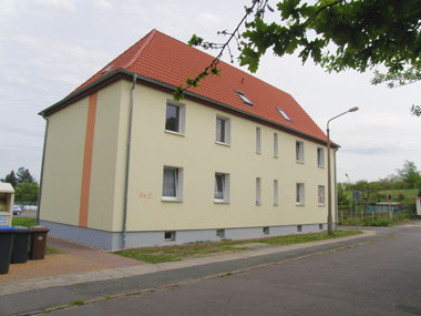 kleines Bild - Straßenansicht Robert-Bunsen-Straße 2 in Bitterfeld hat 5 Wohnungen, 1 - 3 RWE, 45 - 68 m<sup>2</sup>, Fernwärme, Stellplatz oder Garage möglich. Nebengelass im Dachgeschoss. Viel Grün und Gartennutzung möglich. Mehrere Garagenkomplexe im Wohngebiet vorhanden.