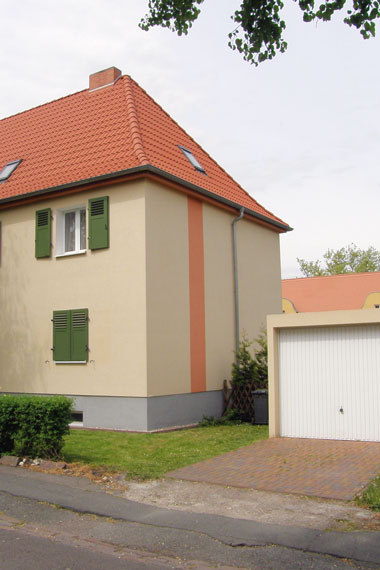 kleines Bild - Garage Robert-Bunsen-Straße 6 in Bitterfeld hat 2 Wohnungen, DHH, je 94 m<sup>2</sup>, Doppelhaus mit Garage und Garten, Fernwärme, Dachgeschoss komplett nutzbar. Viel Grün und Gartennutzung möglich. Mehrere Garagenkomplexe im Wohngebiet vorhanden.