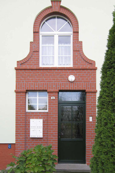 kleines Bild - Eingang Stefan-Simon-Straße 1 in Bitterfeld hat 4 Wohnungen, 2 - 3 RWE, 54 - 66 m<sup>2</sup>, mit Garten, Fernwärme, Stellplatz oder Garage möglich. Nebengelass im Dachgeschoss. Viel Grün und Gartennutzung möglich. Mehrere Garagenkomplexe im Wohngebiet vorhanden.