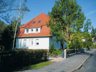 kleines Bild - Stefan-Simon-Straße 1 in Bitterfeld hat 4 Wohnungen, 2 - 3 RWE, 54 - 66 m<sup>2</sup>, mit Garten, Fernwärme, Stellplatz oder Garage möglich. Nebengelass im Dachgeschoss. Viel Grün und Gartennutzung möglich. Mehrere Garagenkomplexe im Wohngebiet vorhanden.