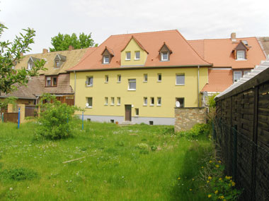 kleines Bild - Garten Stefan-Simon-Straße 23 in Bitterfeld hat 4 Wohnungen, 2 RWE, 44 - 50 m<sup>2</sup>, Fernwärme, Stellplatz oder Garage möglich; Flächendenkmal. Nebengelass im Dachgeschoss. Viel Grün und Gartennutzung möglich. Mehrere Garagenkomplexe im Wohngebiet vorhanden.