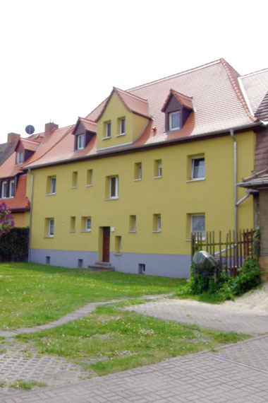 kleines Bild - Garten Stefan-Simon-Straße 34 in Bitterfeld hat 4 Wohnungen, 2 RWE, 44 - 50 m<sup>2</sup>, Fernwärme, Stellplatz oder Garage möglich; Flächendenkmal. Nebengelass im Dachgeschoss. Viel Grün und Gartennutzung möglich. Mehrere Garagenkomplexe im Wohngebiet vorhanden.