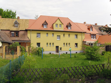 kleines Bild - Hof Stefan-Simon-Straße 23 in Bitterfeld hat 4 Wohnungen, 2 RWE, 44 - 50 m<sup>2</sup>, Fernwärme, Stellplatz oder Garage möglich; Flächendenkmal. Nebengelass im Dachgeschoss. Viel Grün und Gartennutzung möglich. Mehrere Garagenkomplexe im Wohngebiet vorhanden.