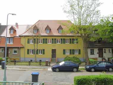 kleines Bild - Fassade Stefan-Simon-Straße 23 in Bitterfeld hat 4 Wohnungen, 2 RWE, 44 - 50 m<sup>2</sup>, Fernwärme, Stellplatz oder Garage möglich; Flächendenkmal. Nebengelass im Dachgeschoss. Viel Grün und Gartennutzung möglich. Mehrere Garagenkomplexe im Wohngebiet vorhanden.