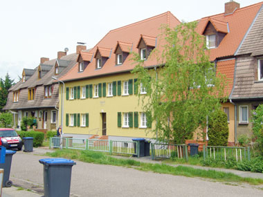 kleines Bild - Straßenansicht Stefan-Simon-Straße 34 in Bitterfeld hat 4 Wohnungen, 2 RWE, 44 - 50 m<sup>2</sup>, Fernwärme, Stellplatz oder Garage möglich; Flächendenkmal. Nebengelass im Dachgeschoss. Viel Grün und Gartennutzung möglich. Mehrere Garagenkomplexe im Wohngebiet vorhanden.