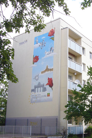 kleines Bild - Wandmalerei Brüsseler Strasse 38-46 in Halle hat 50 Wohnungen, 2 - 3 RWE, 46 - 60 m<sup>2</sup>, Balkone Südseite, Parkplätze vorhanden, sehr gute Infrastruktur im Wohngebiet.