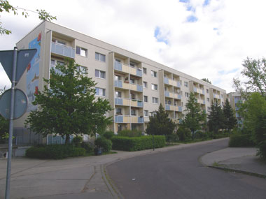 kleines Bild - Straßenansicht Brüsseler Strasse 38-46 in Halle hat 50 Wohnungen, 2 - 3 RWE, 46 - 60 m<sup>2</sup>, Balkone Südseite, Parkplätze vorhanden, sehr gute Infrastruktur im Wohngebiet.