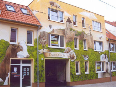kleines Bild - Fassade Burgstraße 53 in Halle hat 16 Wohnungen und 1 Gewerbeeinheit, 1 RWE, 18 - 31 m<sup>2</sup>, Stellplätze möglich, in Nähe universitärer Einrichtungen, Ideal für Studenten.
