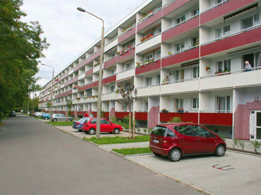 kleines Bild - Fassade Malvenweg 1-14 in Halle hat 140 Wohnungen, 1 - 4 RWE, sehr gute Infrastruktur im Wohngebiet, Stellplätze möglich, viel Grünfläche an und hinter dem Haus, innenliegender Fahrstuhl, 6m-Balkon Westseite, videoüberwachte Hauseingänge.