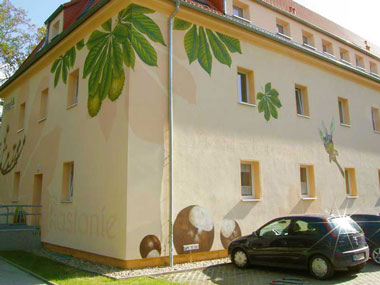 kleines Bild - Fassade - Kastanienpromenade 2-6 in Merseburg hat 30 Wohnungen, 1 RWE, bietet betreutes Wohnen.